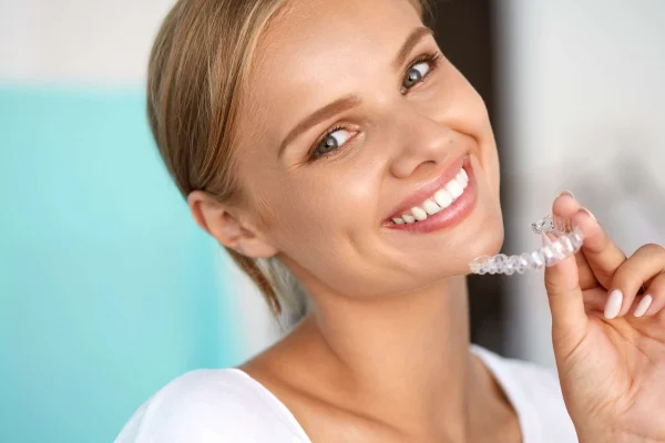 İnvisalign diş tedavisi, diş estetiğini iyileştirirken aynı zamanda diş sağlığını da korur, dolayısıyla tercih edilen bir yöntemdir.
