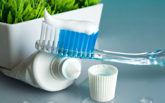 Diş macunundaki florür genellikle sodyum florür, kalay florür veya amonyum florür formlarında bulunur, ve diş için sağlıklıdır.